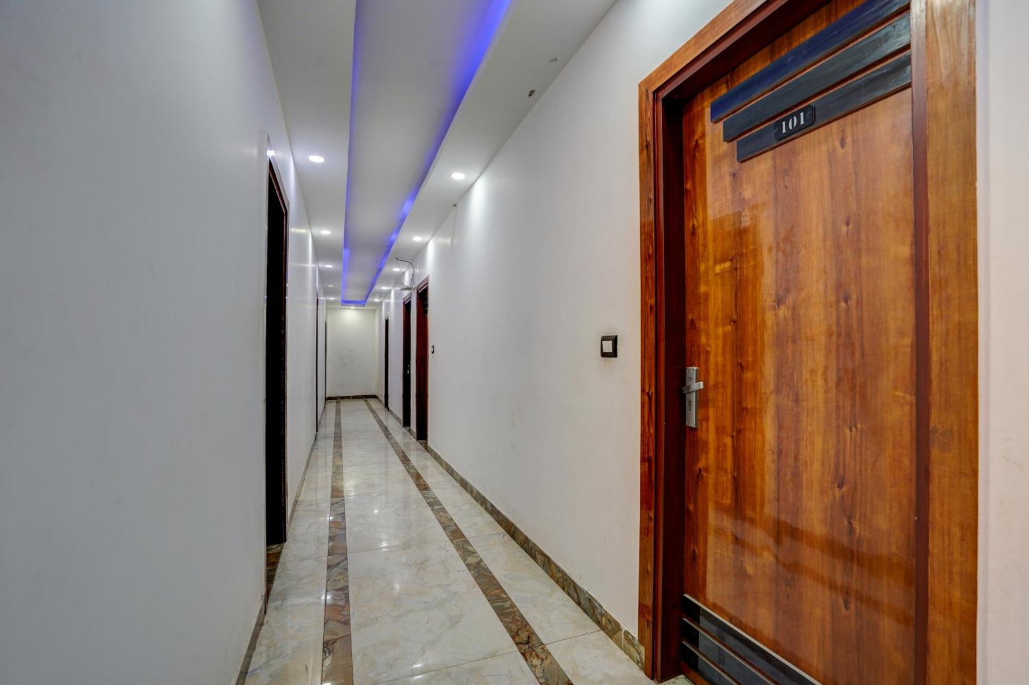 Hotel Hight Krone A Family Hotel Near Igi Airport Delhi Neu-Delhi Exterior foto