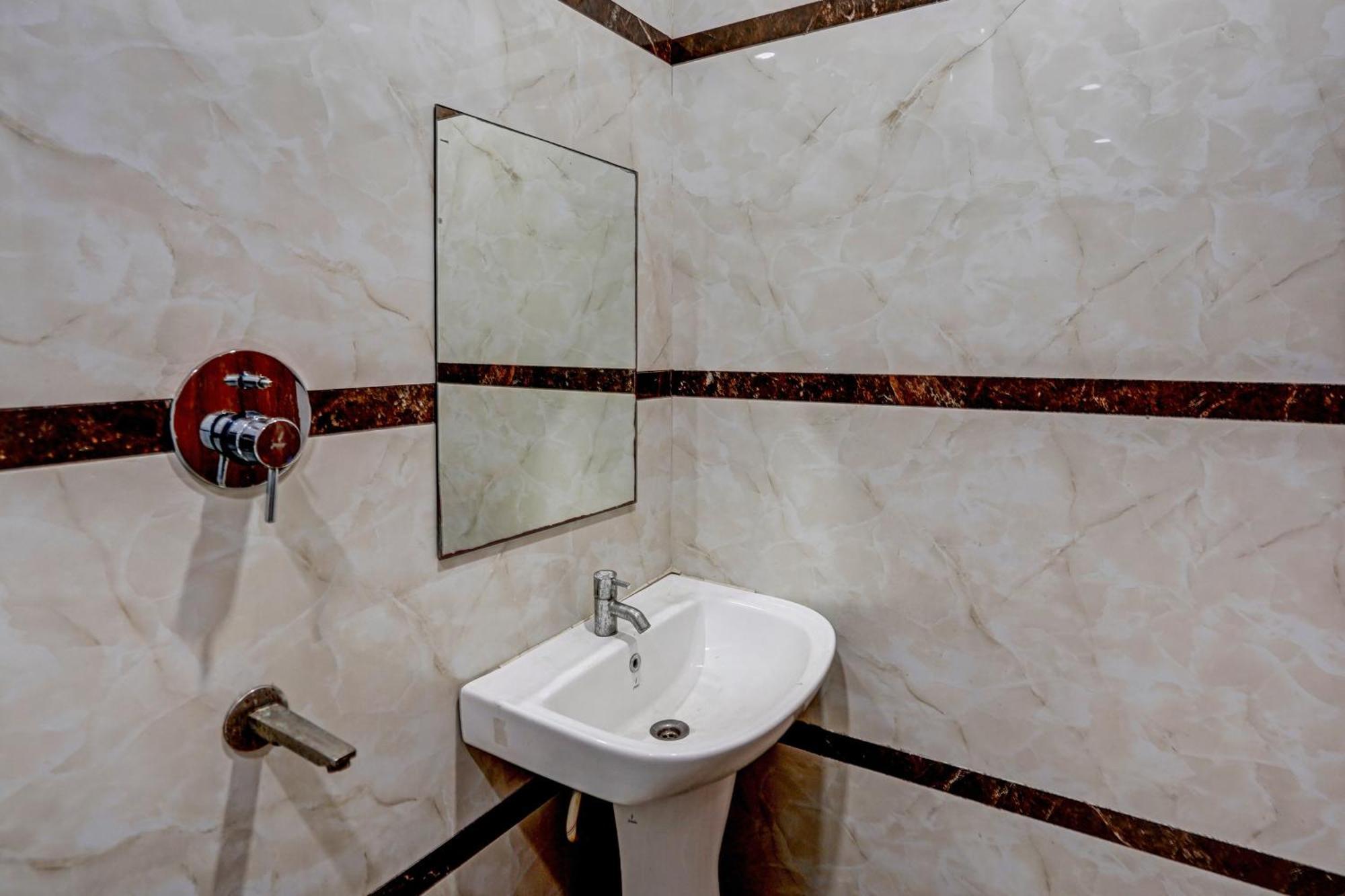 Hotel Hight Krone A Family Hotel Near Igi Airport Delhi Neu-Delhi Exterior foto
